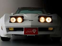 リトラクティブのヘッドライトが当時はセンセーショナルであったと思います。マニュアルでライトを上げることで正常位置に移動が出来ます。