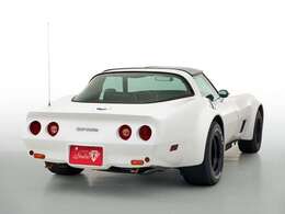 C3からデザイン変更されたリアガラスデザインがフラットから球面タイプに変更され、当時真新しさが一新されました。