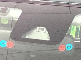 【スマートアシスト】走行中に前方の車両等を認識し、衝突しそうな時は警報とブレーキで衝突回避と被害軽減をアシスト。より安全にドライブをお楽しみいただけます。