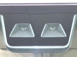 【スマートアシスト】走行中に前方の車両等を認識し、衝突しそうな時は警報とブレーキで衝突回避と被害軽減をアシスト。より安全にドライブをお楽しみいただけます。