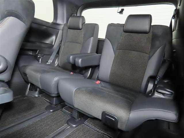 便利な5：5分割可倒式シートです。収納と乗車人数のバランスに優れています♪荷物の大きさに応じたラゲージスペースをフレキシブルに作り出せるので、シーンに応じた使い方ができます♪
