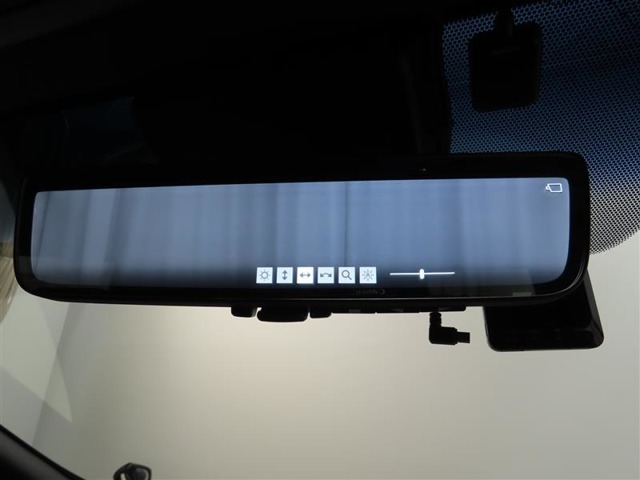 デジタルインナーミラー装備！車両後方のカメラの映像をデジタル補正で視認性を向上させてインナーミラー内に表示します♪視界を遮るものがなく、後席に同乗者がいても後方を確認しやすく安心です♪