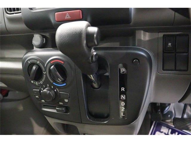 ステアリングホイールからスムーズに持ちかえられるインパネシフトを採用。