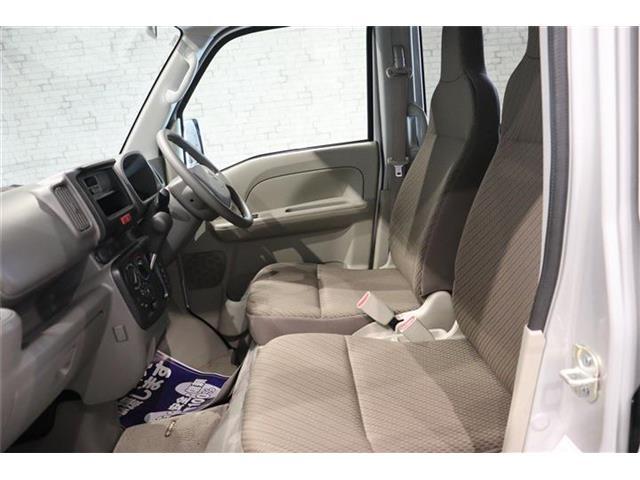 体格に合わせてシートの位置をきめ細かく調節できるので、いつでも最適な運転姿勢をキープ。操作も軽く、ラクラクです