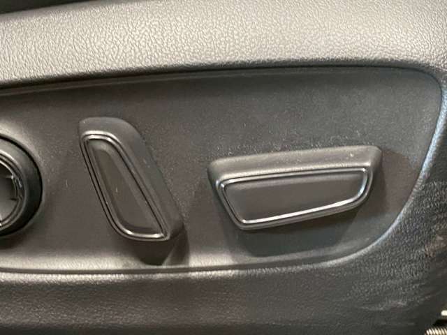 【パワーシート】電動でシートポジションの変更が可能です。手動式より細かくシート設定が可能ですのでより快適な姿勢でドライブを楽しんで頂けるでしょう。