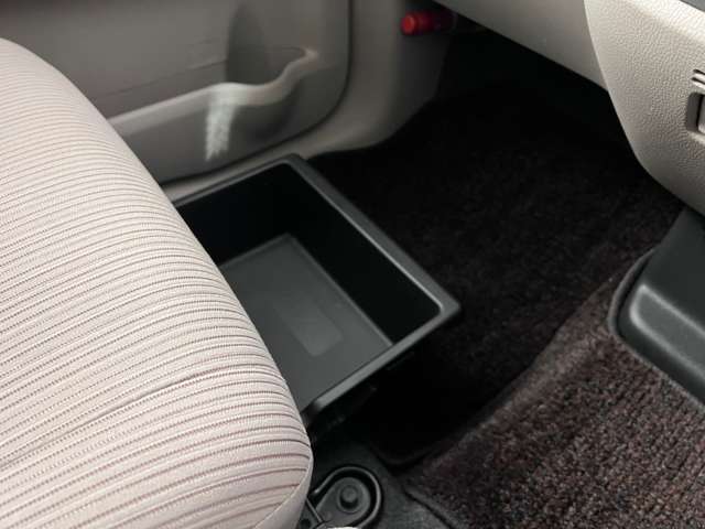 【助手席下収納スペース】助手席下にも収納スペースがございます。複数収納スペースがありますよ。