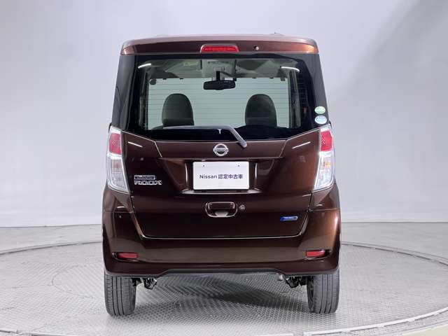 【細かい細部まで洗浄済】エンブレムやヒンジ部分まで細部にわたって洗浄しております。