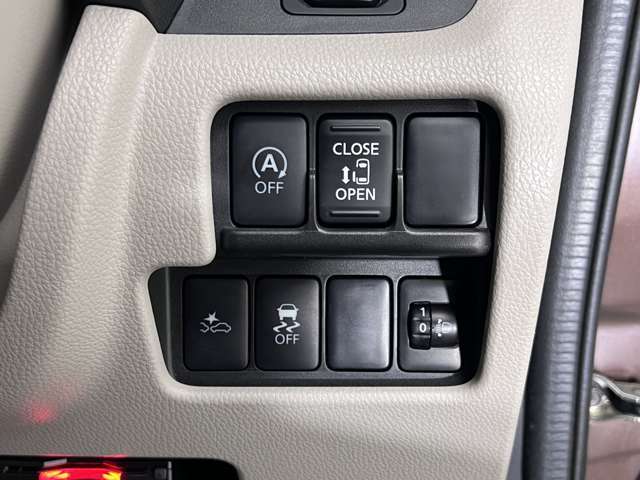 便利なオートスライドドアが付いておりますので狭い場所でも乗り降りが楽にできますよ♪