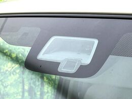 【スズキ　セーフティサポート】走行中に前方の車両等を認識し、衝突しそうな時は警報とブレーキで衝突回避と被害軽減をアシスト。より安全にドライブをお楽しみいただけます。