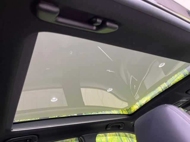 【ガラスルーフ】ガラスルーフ搭載で車内の解放感が一気にアップ！開放的なドライブをお楽しみいただけます。