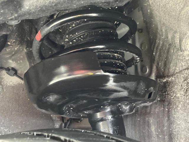お車を安心してお乗りいただく為には、足回りの定期点検が欠かせません。サービスサポート（有償保証）では無料点検もご提供しており、安心のカーライフをお過ごしいただけるサポート体制が整っています。
