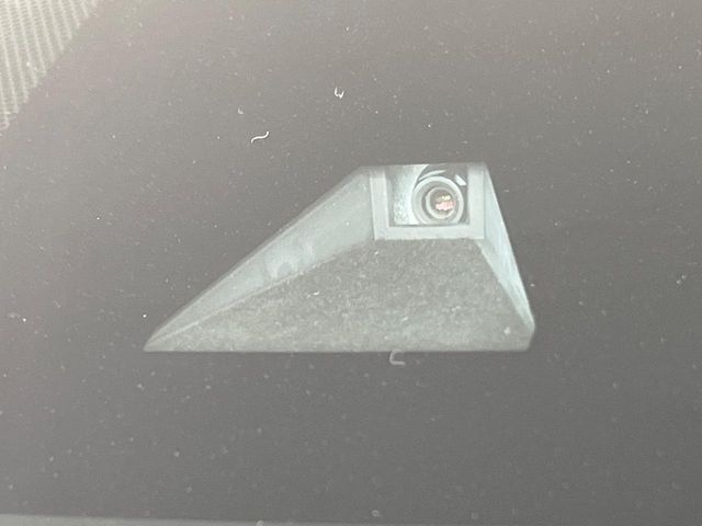 【トヨタセーフティセンス】走行中に前方の車両等を認識し、衝突しそうな時は警報とブレーキで衝突回避と被害軽減をアシスト。より安全にドライブをお楽しみいただけます。
