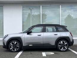 MINI NEXT2年間走行距離無制限保証、安心もMINIクオリティ。MINIを熟知したメカニックによる100項目の納車前点検。交換基準に達した部品があれば、MINI純正部品だけを使用し整備した後にお引渡しします。