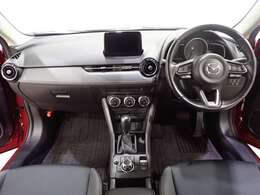 ドライバーを中心に操作機器や計器類を左右対称に配置したコックピット。ヒューマンインターフェイス優先とする事で、疲労軽減や安全にも繋がります♪