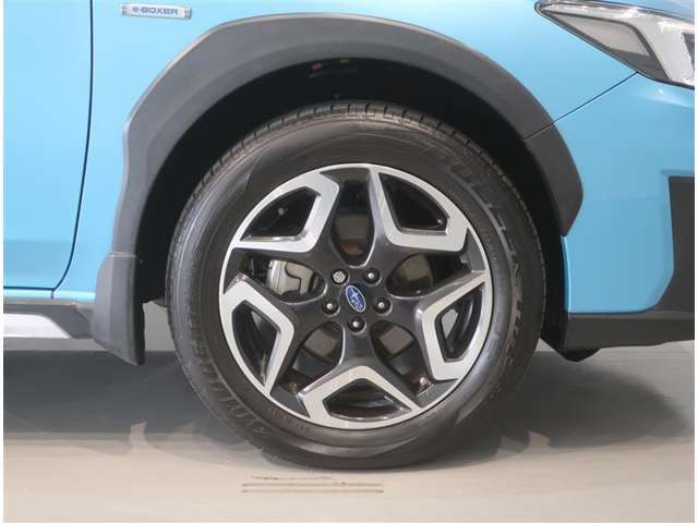 純正のアルミホイール装着車です。タイヤサイズは225/55R18です。