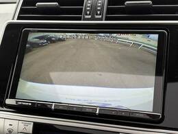 【カラーバックモニター】を装備しております。リアの映像がカラーで映し出されますので日々の駐車も安心安全です。