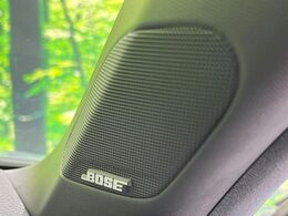 【BOSEサウンドシステム】メーカーオプションの高品位サウンドシステムを搭載。専用のチューニングが施された大小様々なスピーカーから良質なサウンドが奏でられ、臨場感あふれる音響空間を演出します。
