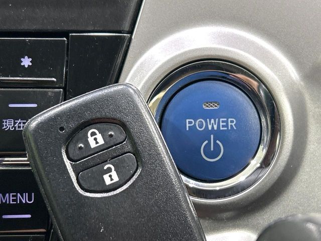 【スマートキー】カバンやポケットに入れたままでもドアの施錠・解錠が可能なスマートキーを装備。エンジンのオン・オフ時もカギを取り出す必要が無いからとっても便利です♪