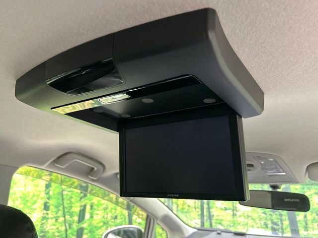 【フリップダウンモニター】大画面モニターで後席でもエンタメをお楽しみいただけます。小さなお子様にも大人気の装備です♪