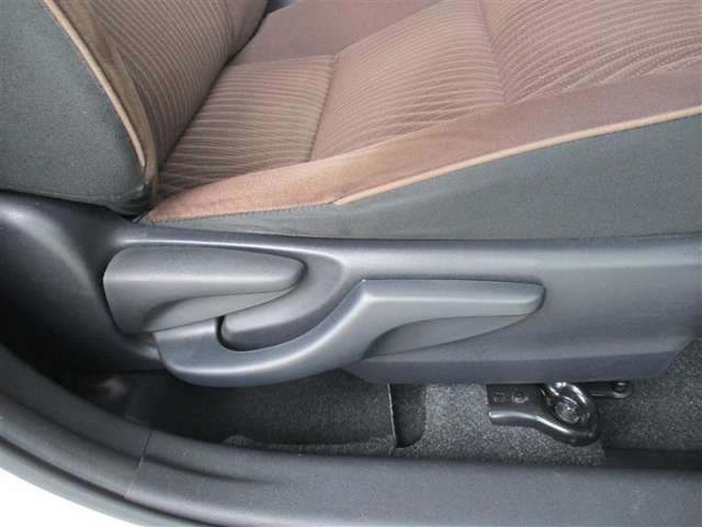 運転席はシートアジャスター付きですので、体格に合わせた運転姿勢に調整出来ます
