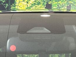 【トヨタセーフティセンス】走行中に前方の車両等を認識し、衝突しそうな時は警報とブレーキで衝突回避と被害軽減をアシスト。より安全にドライブをお楽しみいただけます。