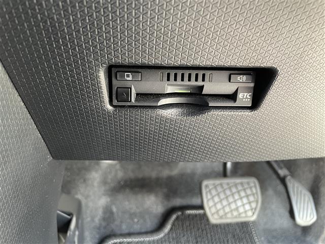有料道路を利用する際に料金所で停止することなく通過できる、ETC車載器（ノンストップ自動料金収受システム機器）が装備されています。セットアップを行うことで利用可能になります。