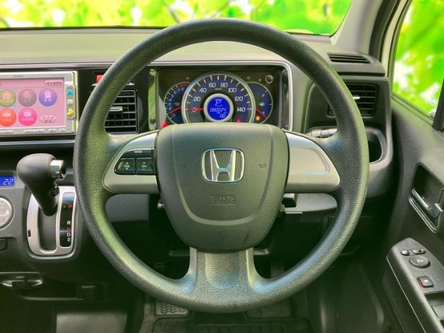WECARSの展示場では実際に見て、触ってお車をお選びいただけます！知識の豊富な営業スタッフが様々なカーライフをご提案いたします！