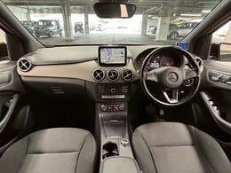 見通しの良いコックピットは普段のドライブに最適。運転しやすいお車となります。