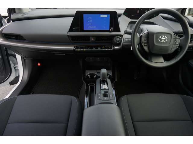 運転に集中しやすいコックピット。視線を前方に誘導する、トップマウントメーターを起点とし、安全確認がしやすく、運転に集中できる構成に。最大限走りの良さを楽しむことができます。