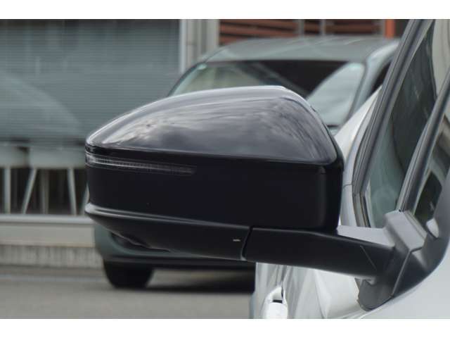 ブラインドスポットモニター！走行中、ドアミラーでは確認しにくい後側方エリアに存在する車両に加えて、隣接する車線の約60m後方までモニターし、急接近してくる車両も検知します。