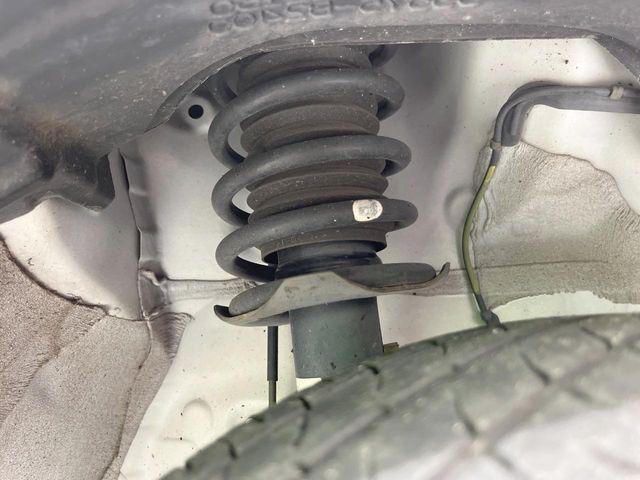 お車を安心してお乗りいただく為には、足回りの定期点検が欠かせません。サービスサポート（有償保証）では無料点検もご提供しており、安心のカーライフをお過ごしいただけるサポート体制が整っています。
