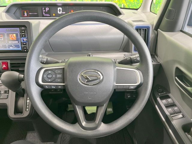 インテリアに合わせたデザインのステアリングは、運転される方のことも考え、運転しやすい形状、大きさです。是非一度、実際に触ってお確かめください。
