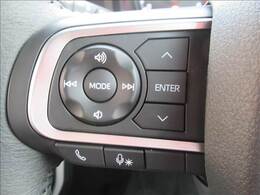 【ステアリングスイッチ】ハンドル左側のボタンで音量の調節、チャンネル変更が可能に。運転中でもナビまで手を伸ばさずに操作可能です。