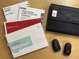 ■禁煙車　■新車時保証書　■取扱説明書　■ナビ、TV取説　■ドラレコ取説　■スペアキー