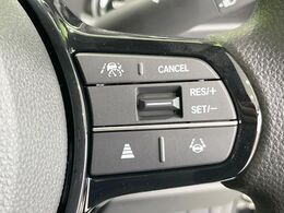 【アダプティブクルーズコントロール】高速道路での長距離走行が楽に！！自動で速度を保つクルーズコントロールが、衝突軽減システムと連携し、前方の車両を感知して車間を保つように速度調節してくれます！！