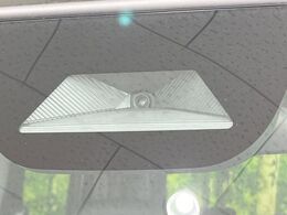 【ホンダセンシング】走行中に前方の車両等を認識し、衝突しそうな時は警報とブレーキで衝突回避と被害軽減をアシスト。より安全にドライブをお楽しみいただけます。