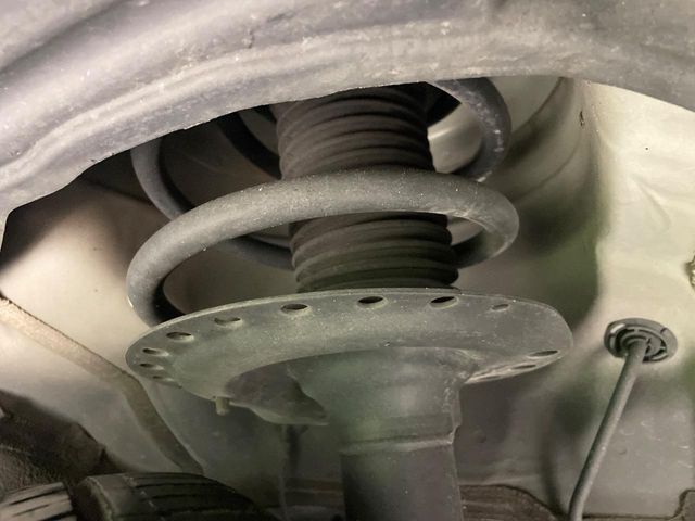 お車を安心してお乗りいただく為には、足回りの定期点検が欠かせません。サービスサポート（有償保証）では無料点検もご提供しており、安心のカーライフをお過ごしいただけるサポート体制が整っています。