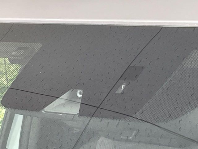 【三菱e-Assist】走行中に前方の車両等を認識し、衝突しそうな時は警報とブレーキで衝突回避と被害軽減をアシスト。より安全にドライブをお楽しみいただけます。