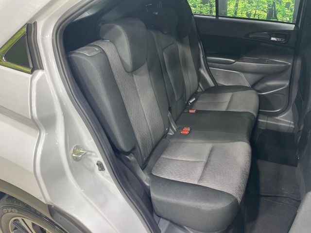 広々とした2列目シートは居住性が高く、居心地も快適！友達や家族とのお出かけにぴったりです。ベビーシートやチャイルドシート使用時も快適にお過ごしいただける十分な空間を確保しています。