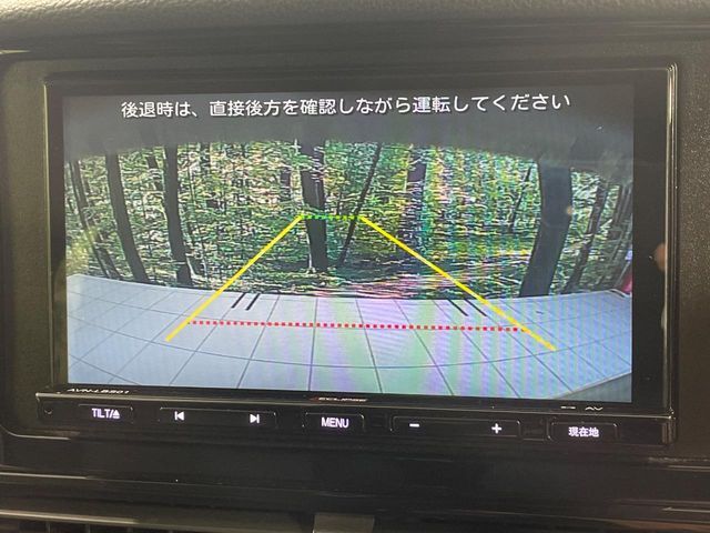 【バックカメラ】駐車時に後方がリアルタイム映像で確認できます。大型商業施設や立体駐車場での駐車時や、夜間のバック時に大活躍！運転スキルに関わらず、今や必須となった装備のひとつです！