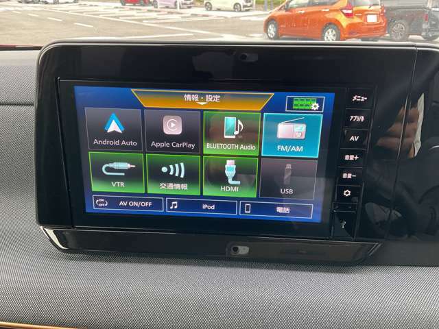 9インチワイドディスプレイ採用ラジオ、アラウンドビューモニターも表示。Bluetoothでスマホアプリとも連携しオーディオ再生も可能です。