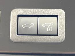 【パワーバックドア】スマートキーや運転席のボタンを押すだけでリアゲートが自動で開閉します！荷物を持っている時や、高い位置にあるバックドアを閉める際に便利な機能です♪
