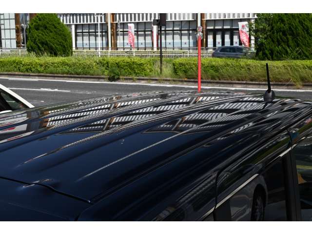 【ルーフ】ルーフにも目立つキズや凹みなど無くキレイな状態が保たれたお車です。コーティング施工も可能ですのでご相談下さい♪