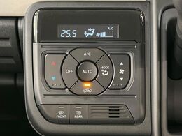 【オートエアコン】一度お好みの温度に設定すれば、車内の温度を検知し風量や温度を自動で調整。暑い…寒い…と何度もスイッチ操作をする必要はありません。快適な車内空間には必須の機能ですね♪