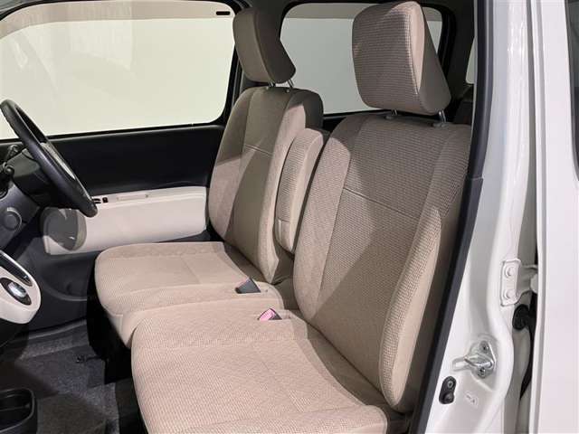 【運転席・助手席シート】いたみ、汚れなどは少なく、全体的に良好な状態です。