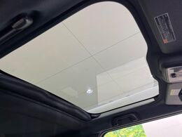 【ガラスルーフ】ガラスルーフ搭載で車内の解放感が一気にアップ！開放的なドライブをお楽しみいただけます。