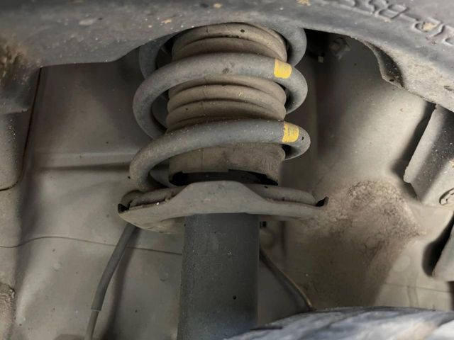 お車を安心してお乗りいただく為には、足回りの定期点検が欠かせません。サービスサポート（有償保証）では無料点検もご提供しており、安心のカーライフをお過ごしいただけるサポート体制が整っています。