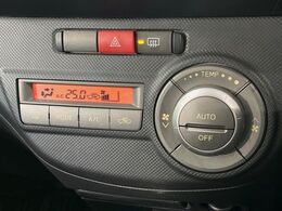 【オートエアコン】一度お好みの温度に設定すれば、車内の温度を検知し風量や温度を自動で調整。暑い…寒い…と何度もスイッチ操作をする必要はありません。快適な車内空間には必須の機能ですね♪