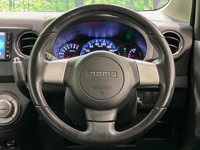 インテリアに合わせたデザインのステアリングは、運転される方のことも考え、運転しやすい形状、大きさです。是非一度、実際に触ってお確かめください。