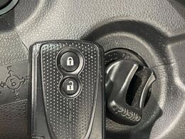 【キーフリーシステム】カバンやポケットに入れたままでもドアの施錠・解錠が可能なスマートキーを装備。エンジンのオン・オフ時もカギを取り出す必要が無いからとっても便利です♪